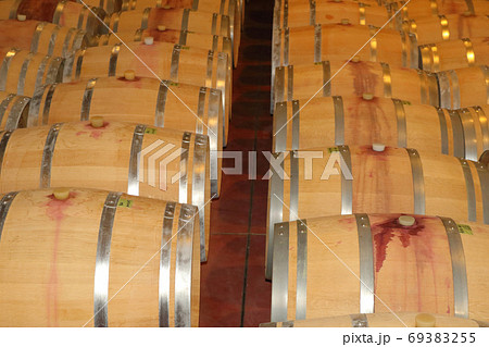 オーク樽の並ぶワインセラー オーク樽の並ぶワインセラー 69383255