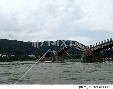 山口県岩国市にある日本三名橋や三大奇橋の大橋 凌雲橋 五竜橋 帯雲橋 算盤橋とも呼ばれていた錦帯橋の写真素材