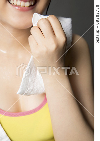 汗を拭く女性 69383758