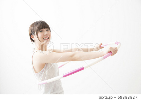 フラフープをする女性 フラフープをする女性 69383827