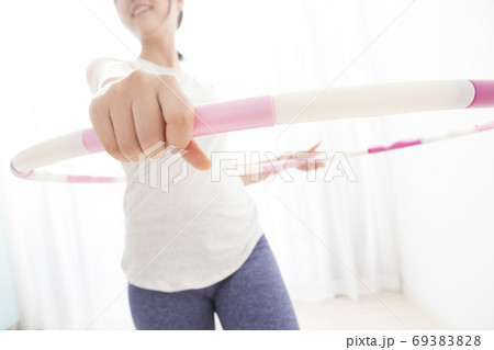フラフープをする女性 フラフープをする女性 69383828