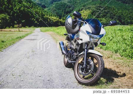 夏から初秋のバイクツーリング 緑あふれる里山の一本道　d-3 マット感 69384453