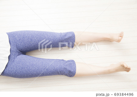 女性の脚 69384496
