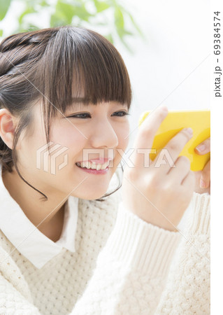 スマートフォンを見る女性 スマートフォンを見る女性 69384574