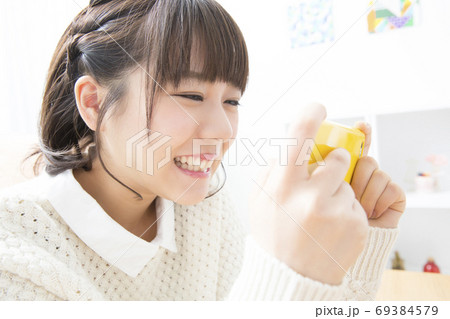 スマートフォンを見る女性 スマートフォンを見る女性 69384579