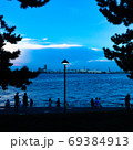 横浜　夕暮れの海岸沿いに集まる人達 69384913