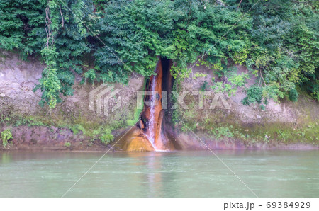 広瀬川(米ヶ袋)の岸壁から流れ出る水 広瀬川(米ヶ袋)の岸壁から流れ出る水 69384929
