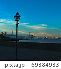 横浜　海岸通りから見える夕景と海 69384933