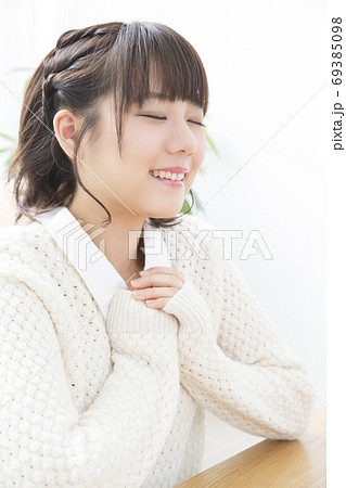 安心する女性 安心する女性 69385098