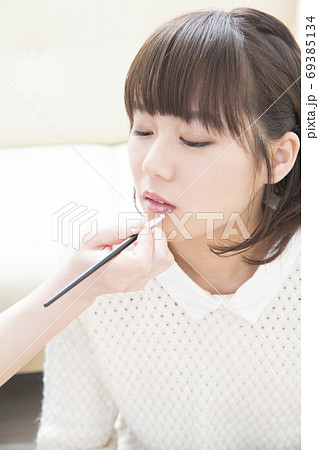 メイクをする女性 メイクをする女性 69385134