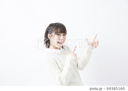 指差しをする女性 69385160