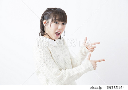 指差しをする女性 69385164