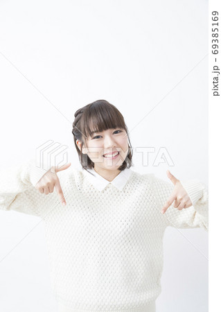 指差しをする女性 69385169