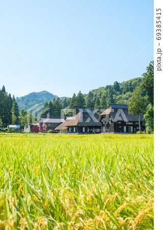 晩夏の農村風景（荻ノ島環状集落） 69385415