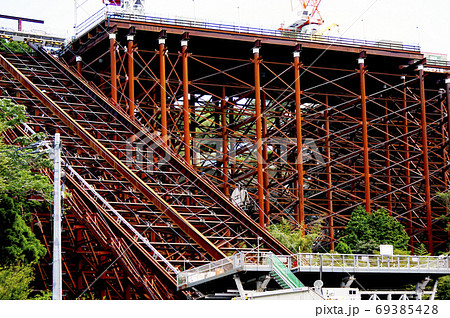 道路工事中の仮設架台 69385428