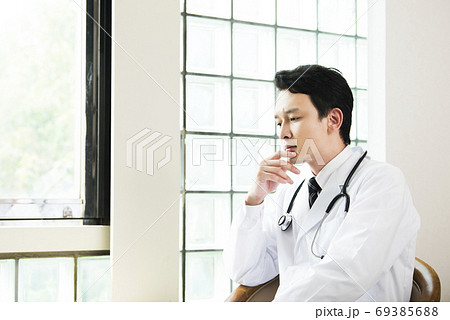 考える医師 69385688