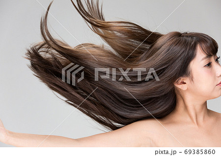 躍動感ある髪の写真素材
