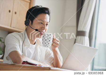 家でテレワーク・リモートワーク・在宅勤務をする日本人男性イメージ　 69385968