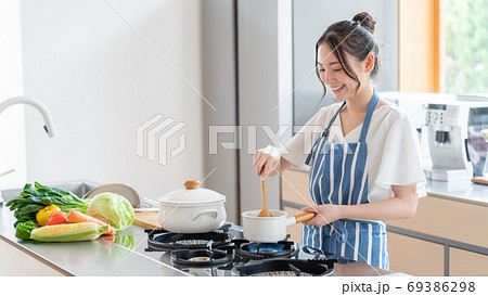 キッチンで料理をする女性 69386298