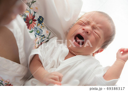 あかちゃん 新生児の写真素材