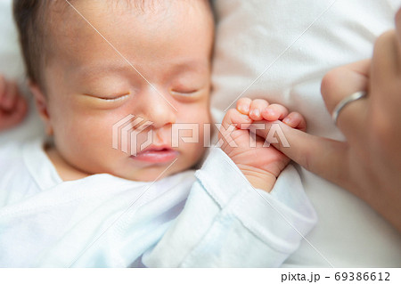あかちゃん 新生児 あかちゃん 新生児 69386612