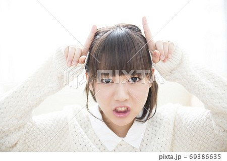 怒る女性 69386635