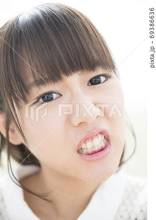 怒る女性 69386636