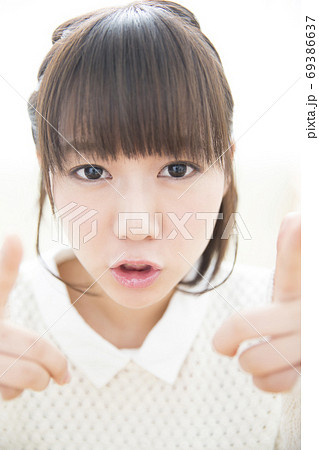 怒る女性 69386637