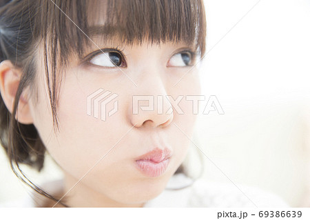 怒る女性 69386639