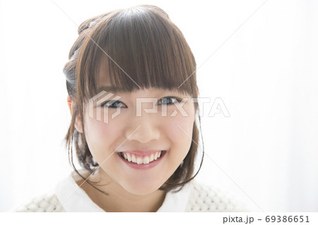 笑顔の女性 69386651