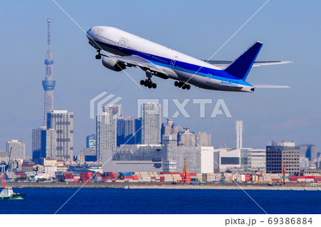 羽田空港を離陸する飛行機 69386884