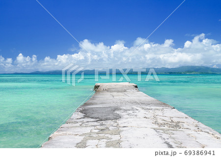 竹富島の西桟橋から美しい海の写真素材