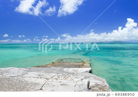 竹富島の西桟橋から美しい海の写真素材