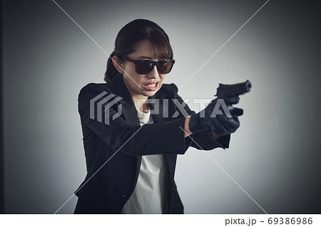 銃を持つ女性 銃を持つ女性 69386986