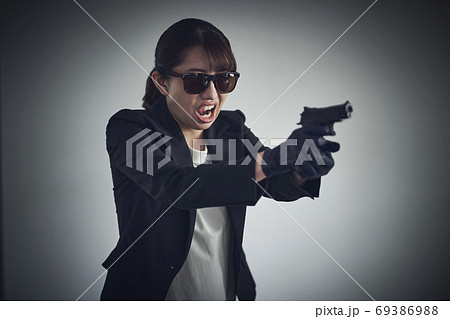 銃　女性 銃を持つ女性の写真素材 [69386988] - PIXTA