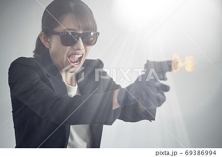 銃を持つ女性 69386994