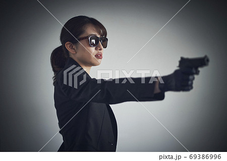 銃を持つ女性 銃を持つ女性 69386996