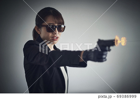 銃を持つ女性 69386999