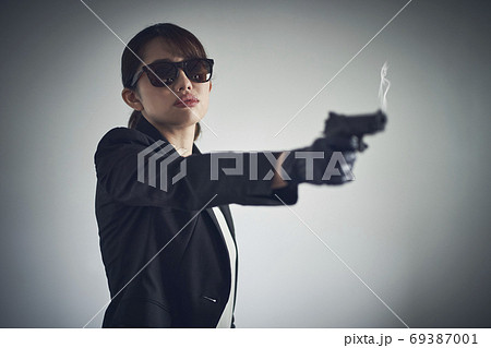 銃を持つ女性の写真素材