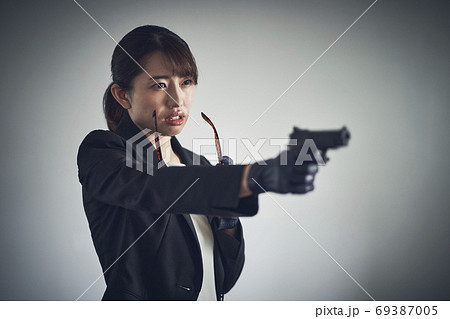 銃　女性 銃を持つ女性の写真素材 [69387005] - PIXTA