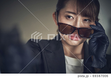 銃を持つ女性 銃を持つ女性 69387006