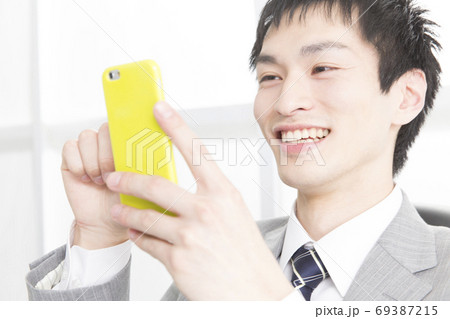 スマートフォンを見るビジネスマン 69387215