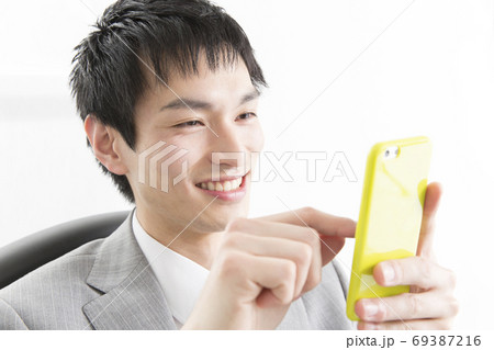 スマートフォンを見るビジネスマン 69387216