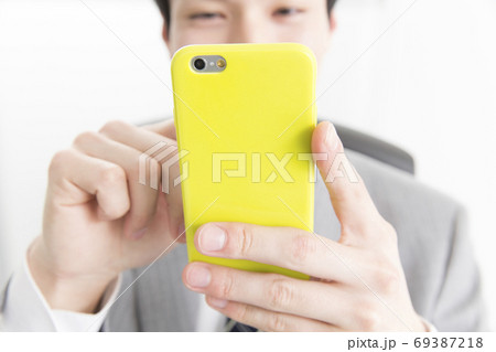 スマートフォンを見るビジネスマン 69387218