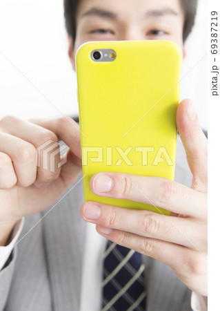 スマートフォンを見るビジネスマン 69387219