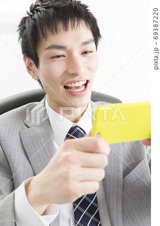 スマホを見るビジネスマン 69387220