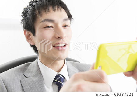 スマホを見るビジネスマン 69387221