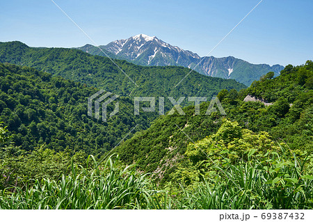 新潟県　国道352号線からの越後駒ヶ岳の眺め 69387432