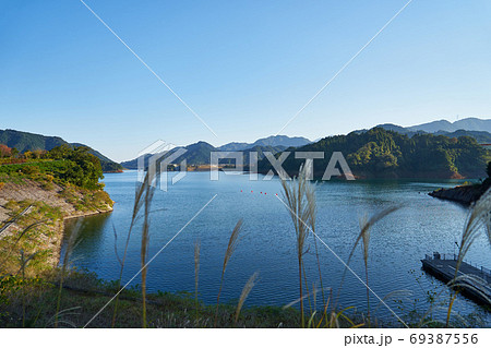 神奈川県　秋の宮ヶ瀬湖 69387556