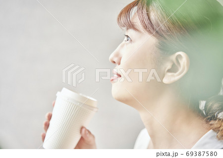 ビジネス　コーヒー　女性 69387580